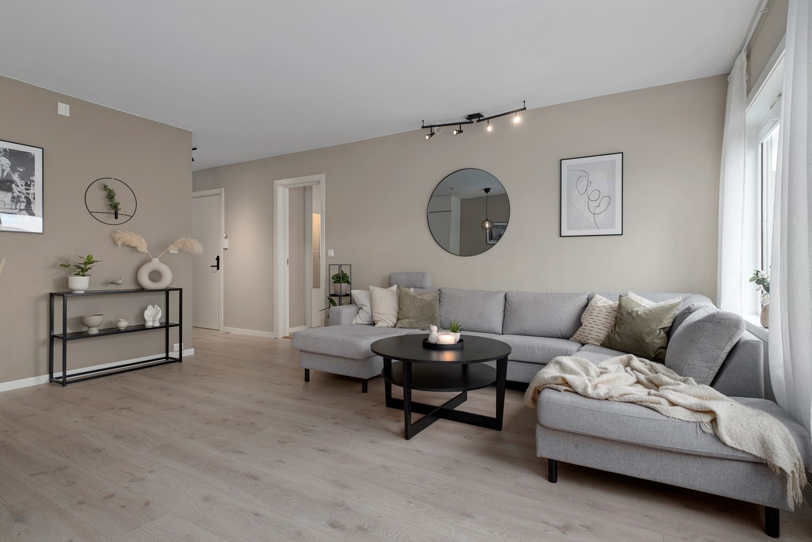 Romslig stue på hele 26 kvm med store vindusflater. Galleribilde