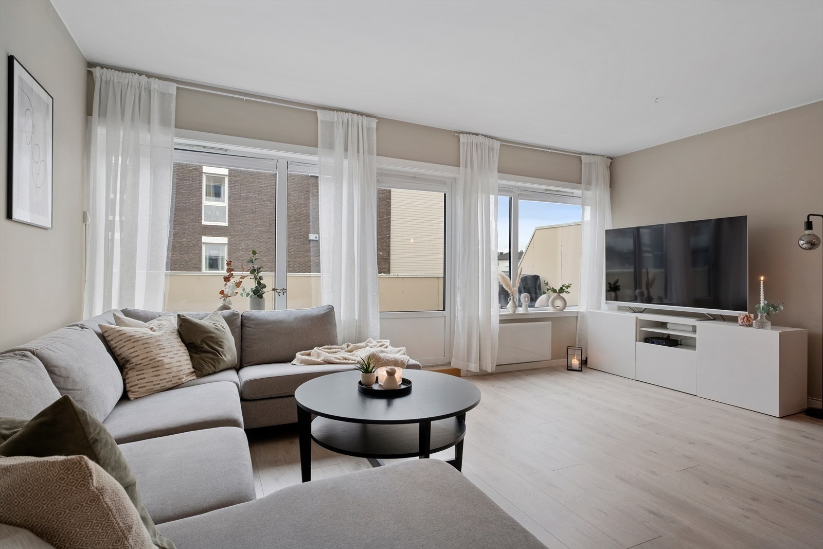 Romslig og tilbaketrukket 2-roms på hele 60m² og p-plass i kjeller. Galleribilde