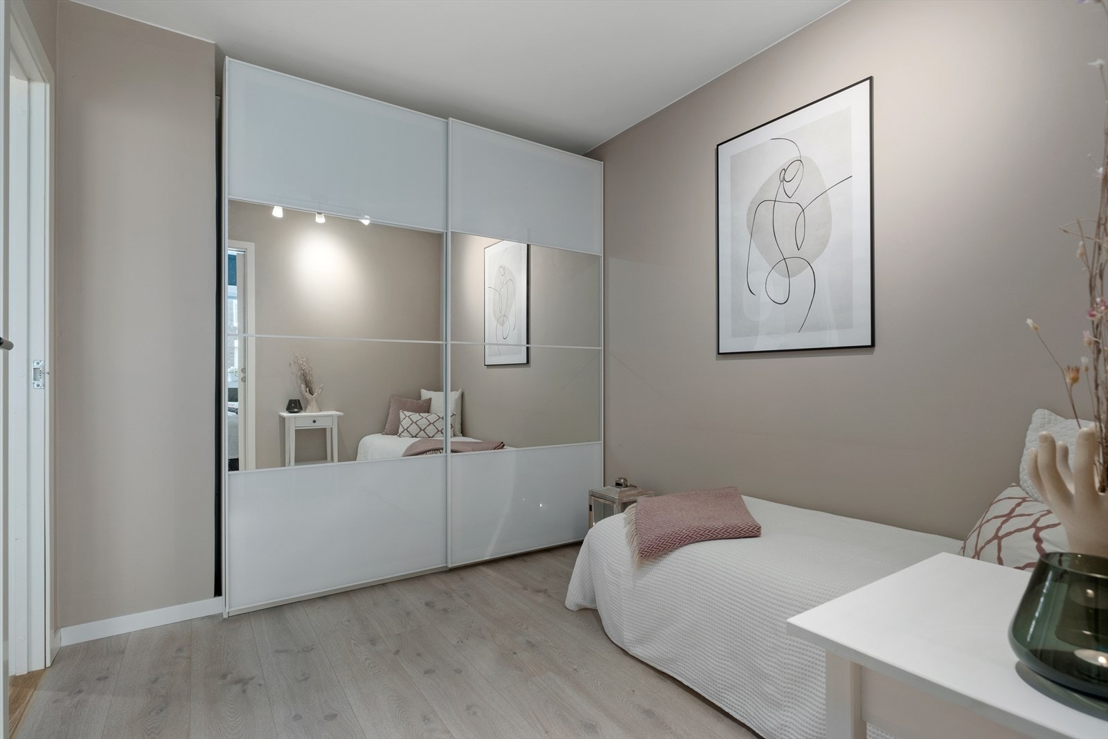 Gang/omkledningsrom i tilknytting til soverommet på hele 7,5kvm. Her er det god plass til stor garderobe. Galleribilde