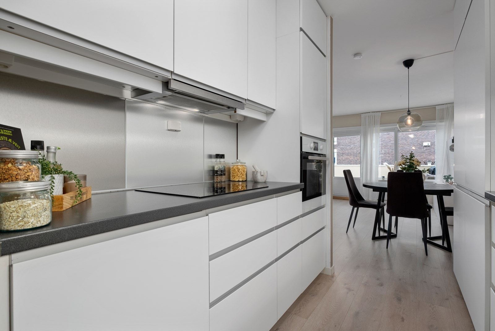 Mye skap -og benkeplass samt integrerte hvitevarer. Galleribilde