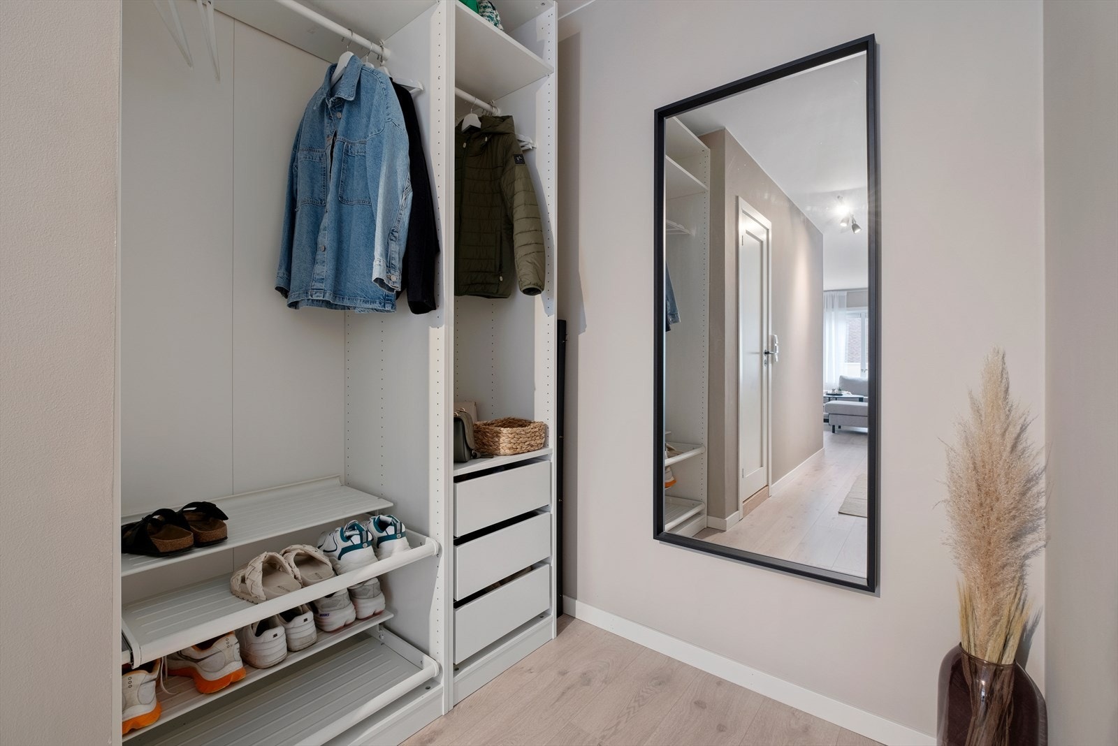 Leiligheten har også en romslig entré med mye skapplass. Galleribilde