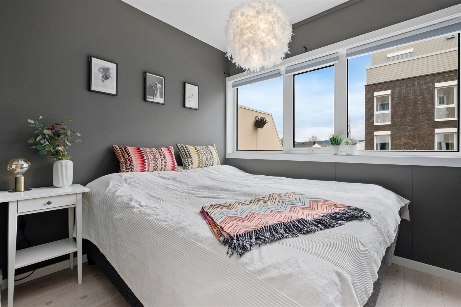 Pent soverom i moderne farger. Galleribilde