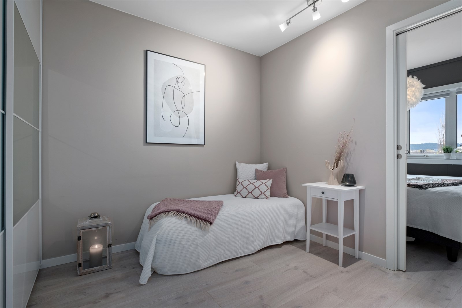 Gang/omkledningsrom i tilknytting til soverommet på hele 7,5kvm. Her er det god plass til stor garderobe. Galleribilde