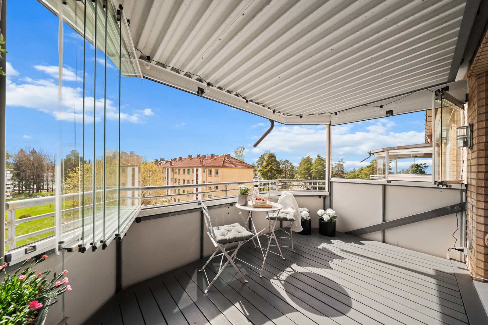 Innglassingen over kan skyves helt til side for å slippe sommeren inn på ekstra fine dager Galleribilde