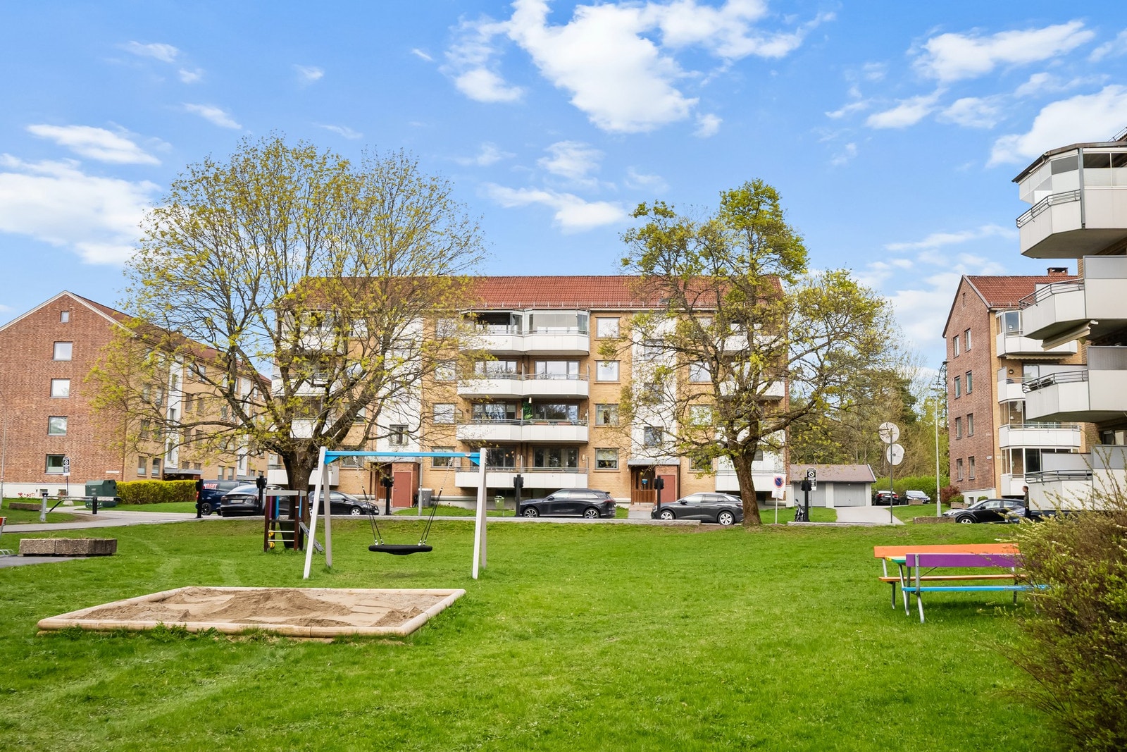 Det er en stor, felles bakgård med lekeapparater Galleribilde