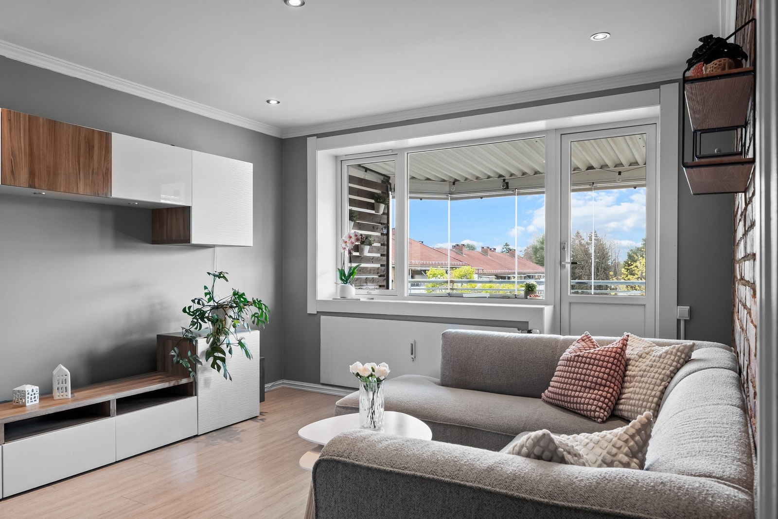 Stuen oppleves som lun, romslig og innbydende, og byr på fin møbleringsfrihet Galleribilde