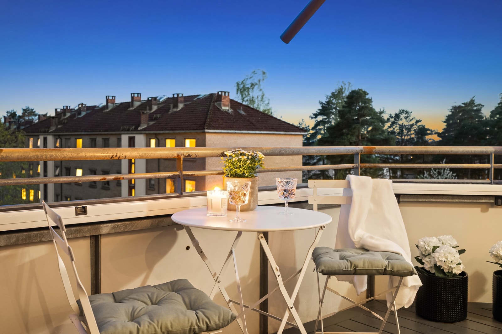 Her er solforholdene gode, og helt fritt utsyn over nærområdet kan nytes i lune og helt usjenerte omgivelser Galleribilde