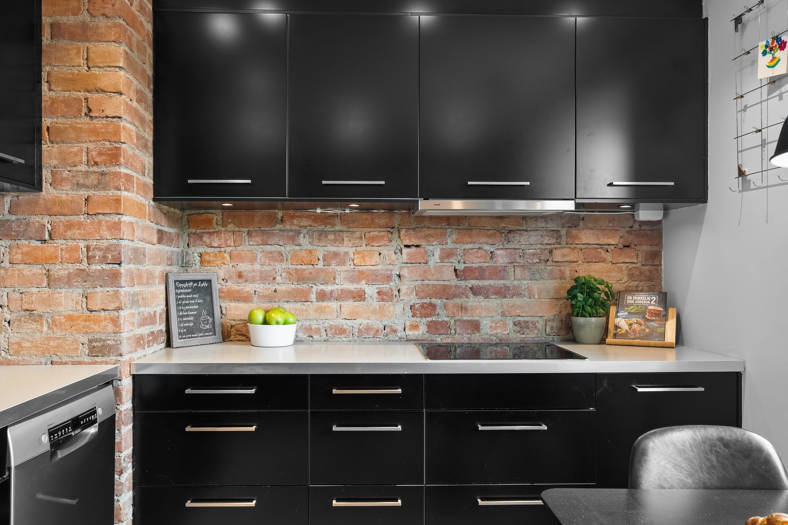 Videre er kjøkkenet utstyrt med integrerte hvitevarer Galleribilde