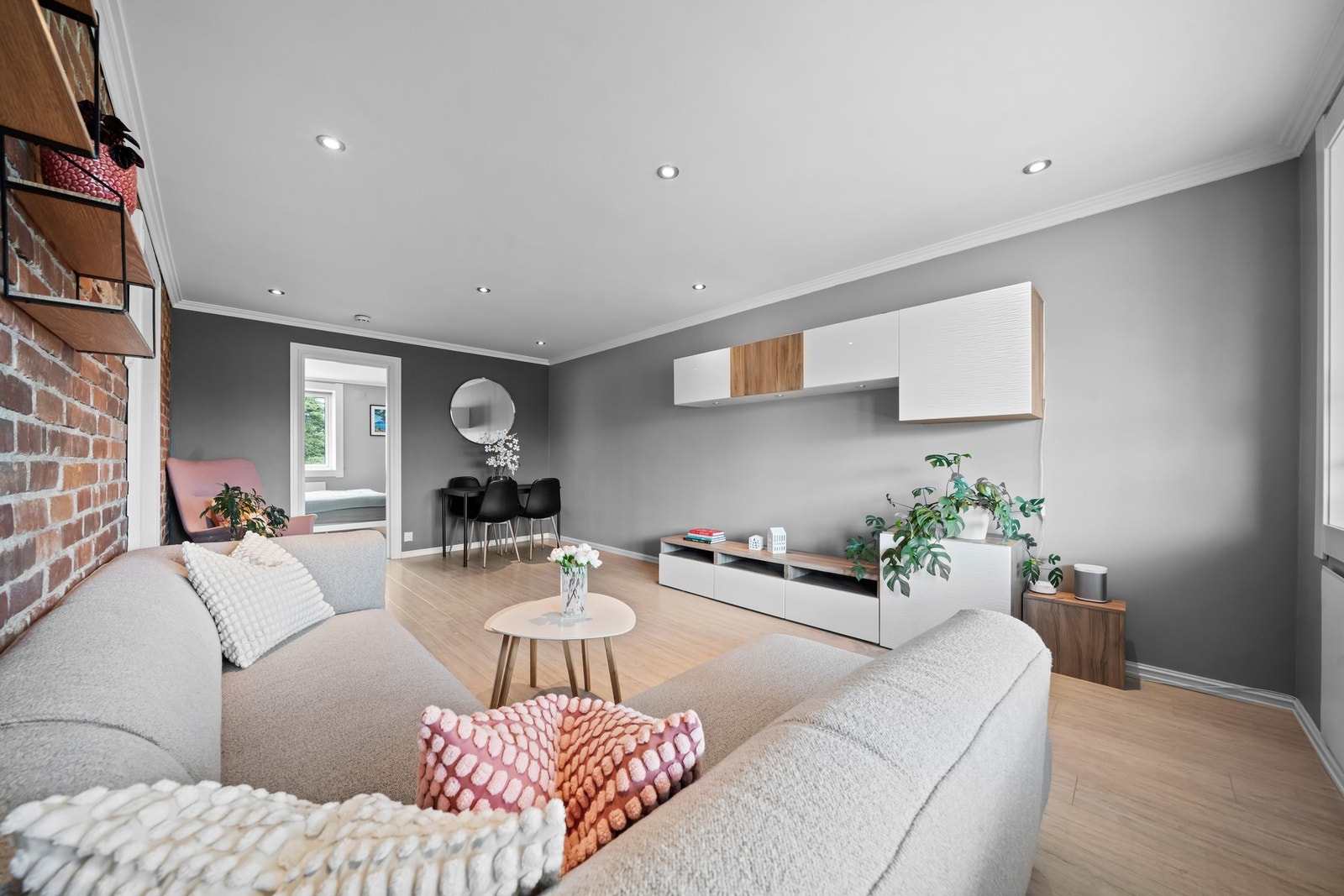 Her er det plass til sofagruppe, lenestol og tv-/mediastasjon Galleribilde