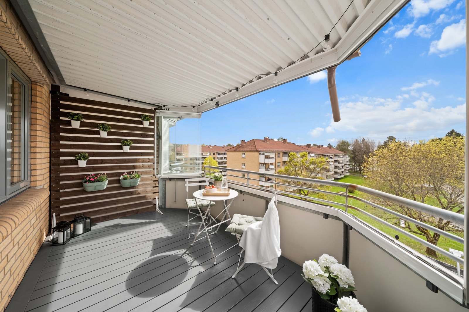 Balkongen har malt tredekke og tett rekkverk Galleribilde