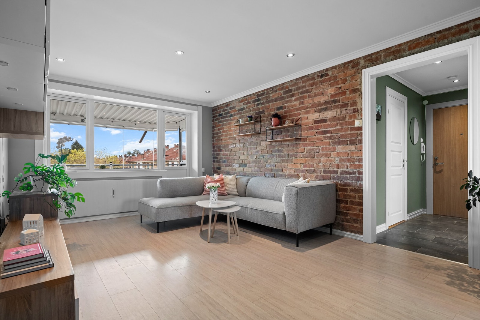 Dagslyset som strømmer inn via store, vestvendte vinduer sørger for en luftig atmosfære Galleribilde