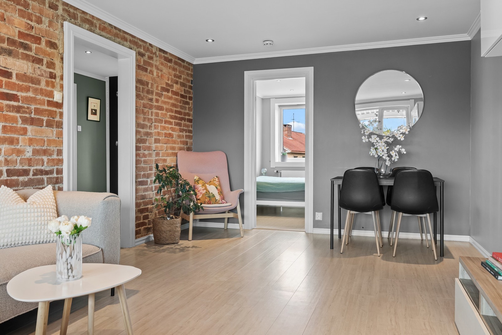 I en egen del av stuen kan det innredes med en spisestue Galleribilde