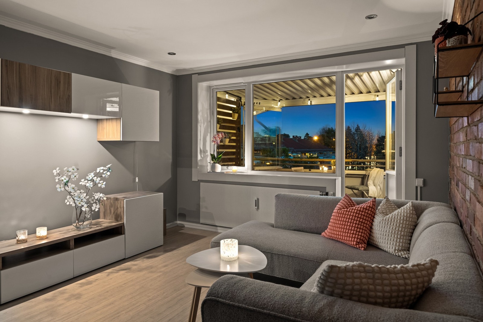 Fra stuen er det utgang til en sydvendt, innglasset balkong på ca. 8 kvm med fritt utsyn og gode solforhold Galleribilde