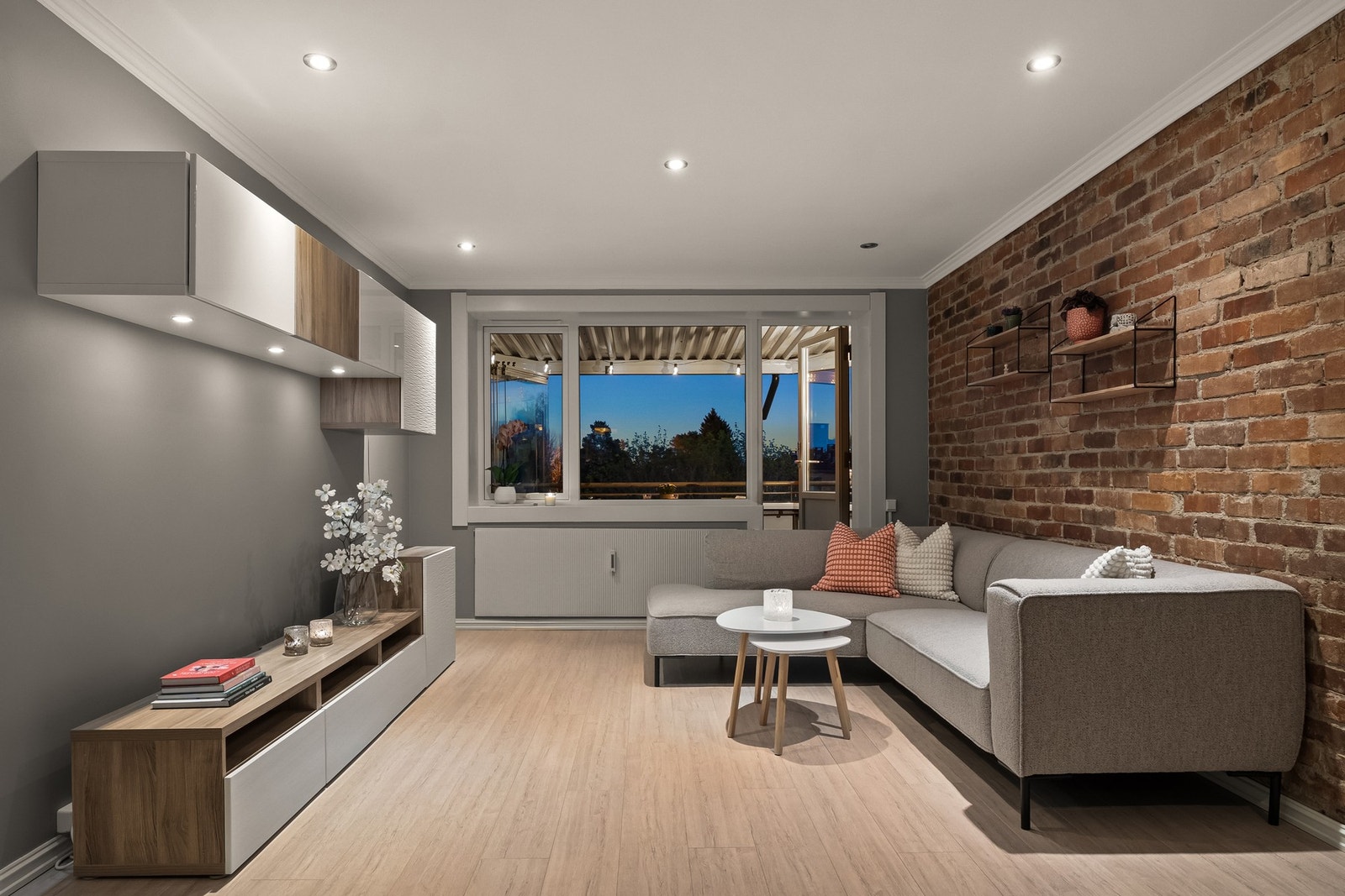 På kveldstid settes den rette stemningen ved hjelp av downlightsbelysning i himlingen Galleribilde