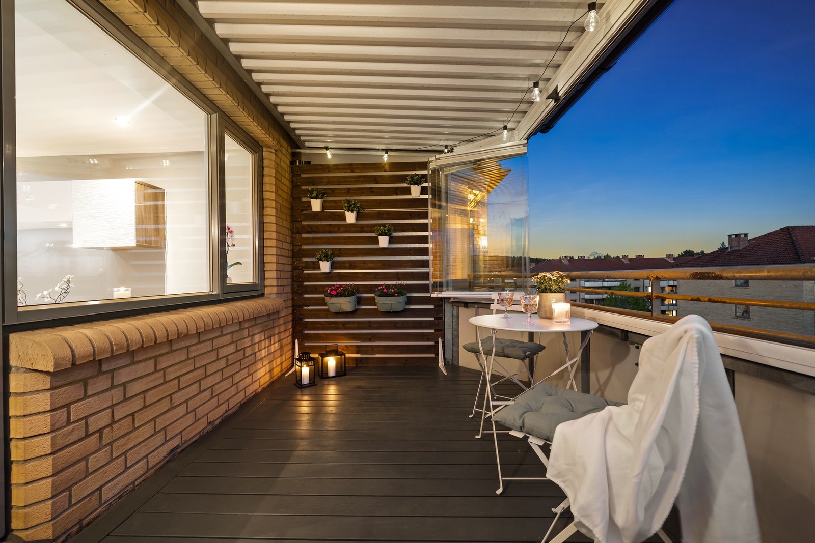 Leiligheten har utgang fra stuen til en sydvendt, innglasset balkong på ca. 8 kvm. Galleribilde