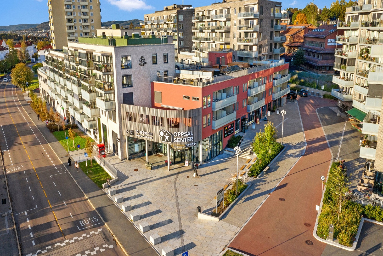 Oppsal senter med ARK, frisør, Pers sport, apotek, dyrebutikk. rens Meny og spisesteder. Galleribilde