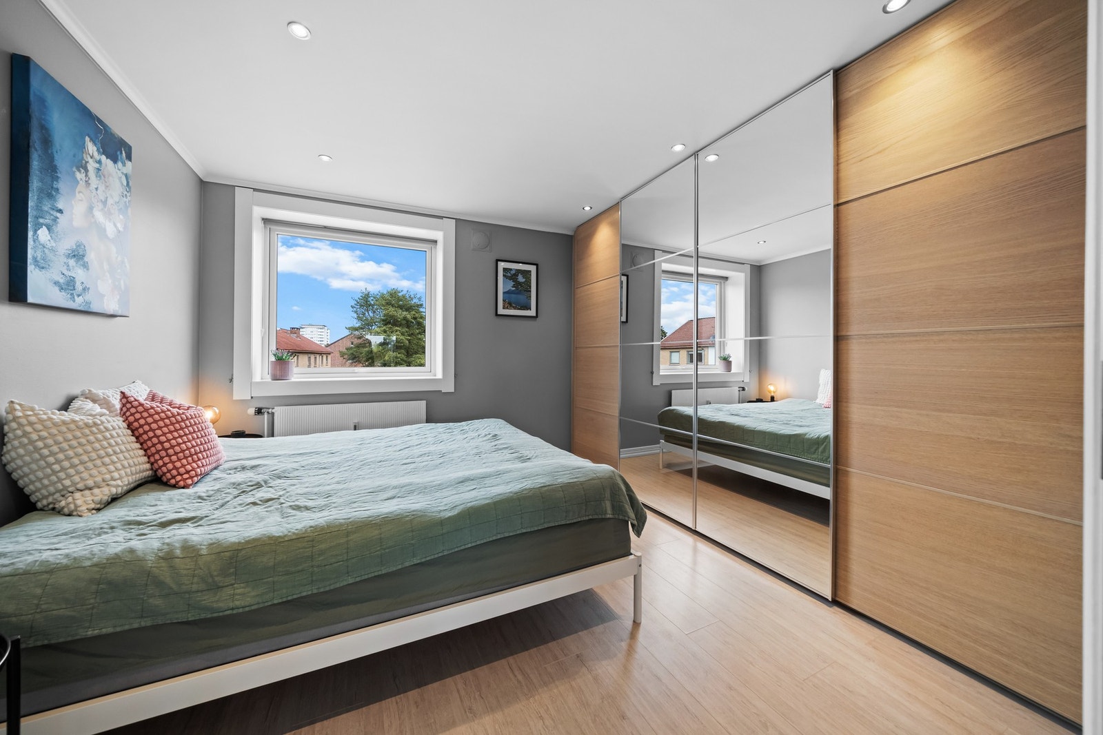 Det er to pene soverom i leiligheten - begge med store vinduer som sørger for rikt, naturlig lysinnslipp og gode luftemuligheter Galleribilde