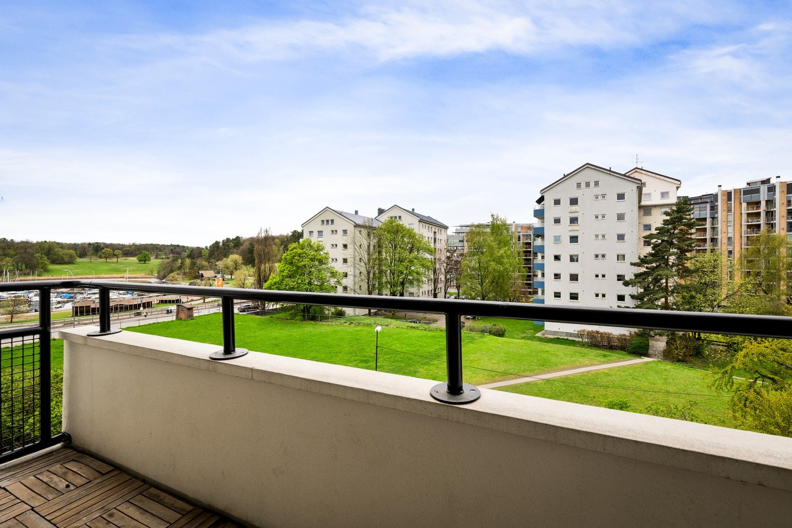 Balkongen har god plass til diverse utemøblement Galleribilde