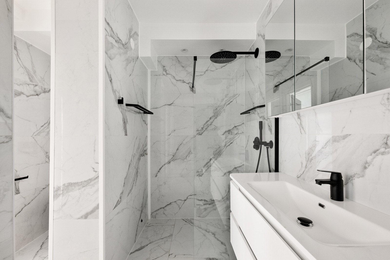 Badet er pusset opp i 2022. Flislagt med varmekabler, dusjsone med fliser og dujvegger i herdet glass Galleribilde