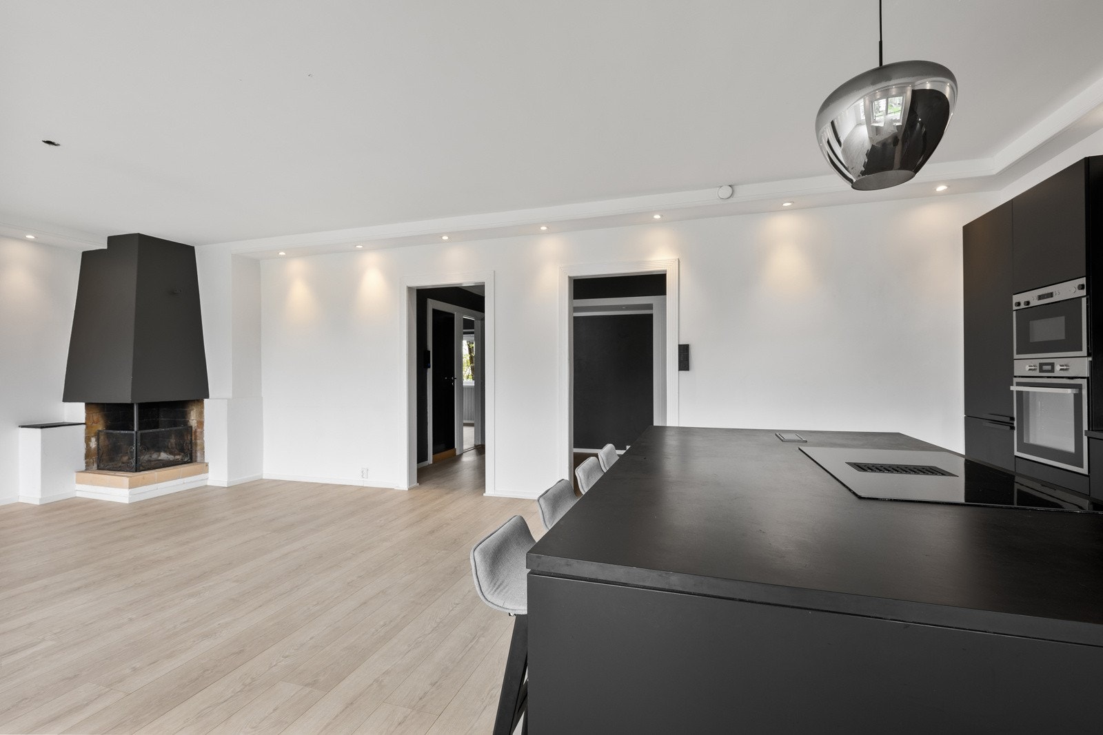 Stuen ligger i åpen løsning med kjøkken Galleribilde