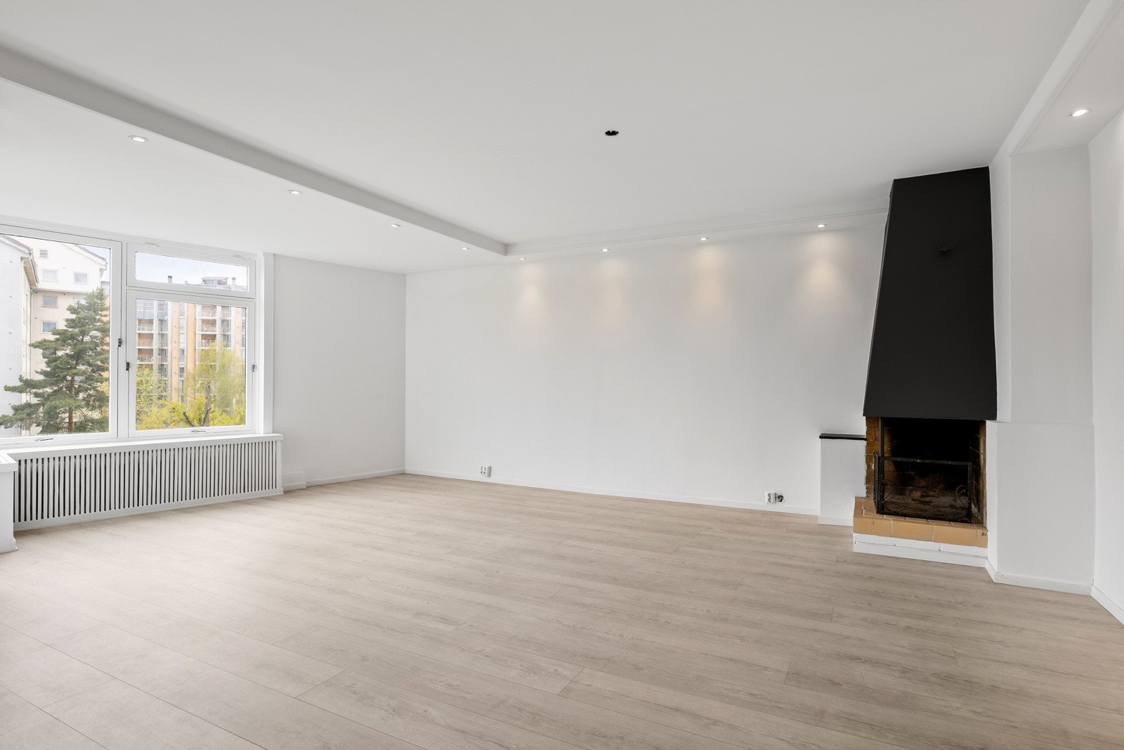 Leiligheten har peis og gode vindusflater som sikrer godt med lys Galleribilde