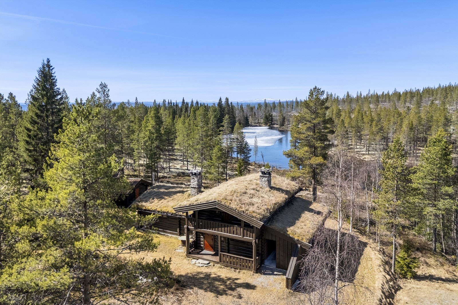 Eiendommen inneholder hyttetun, skog, jakt- og fiskerettigheter samt næringspotensiale med hyttetomter og annet større areal Galleribilde