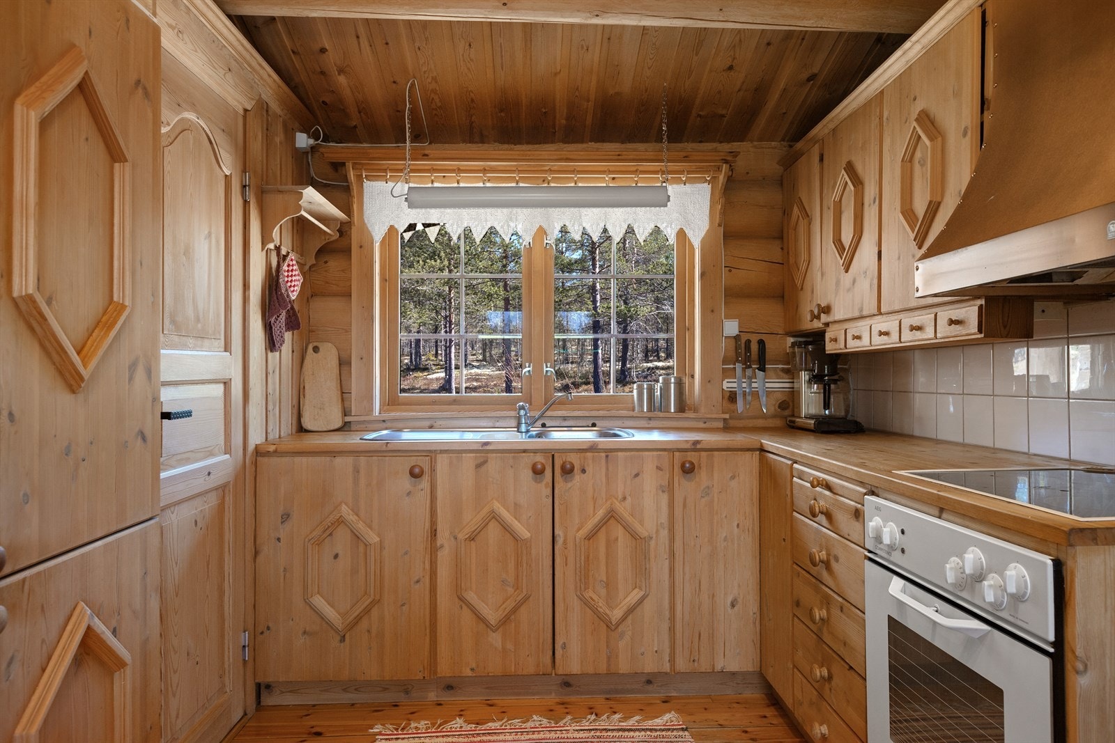 Kjøkkenet har godt med skap- og benkeplass Galleribilde