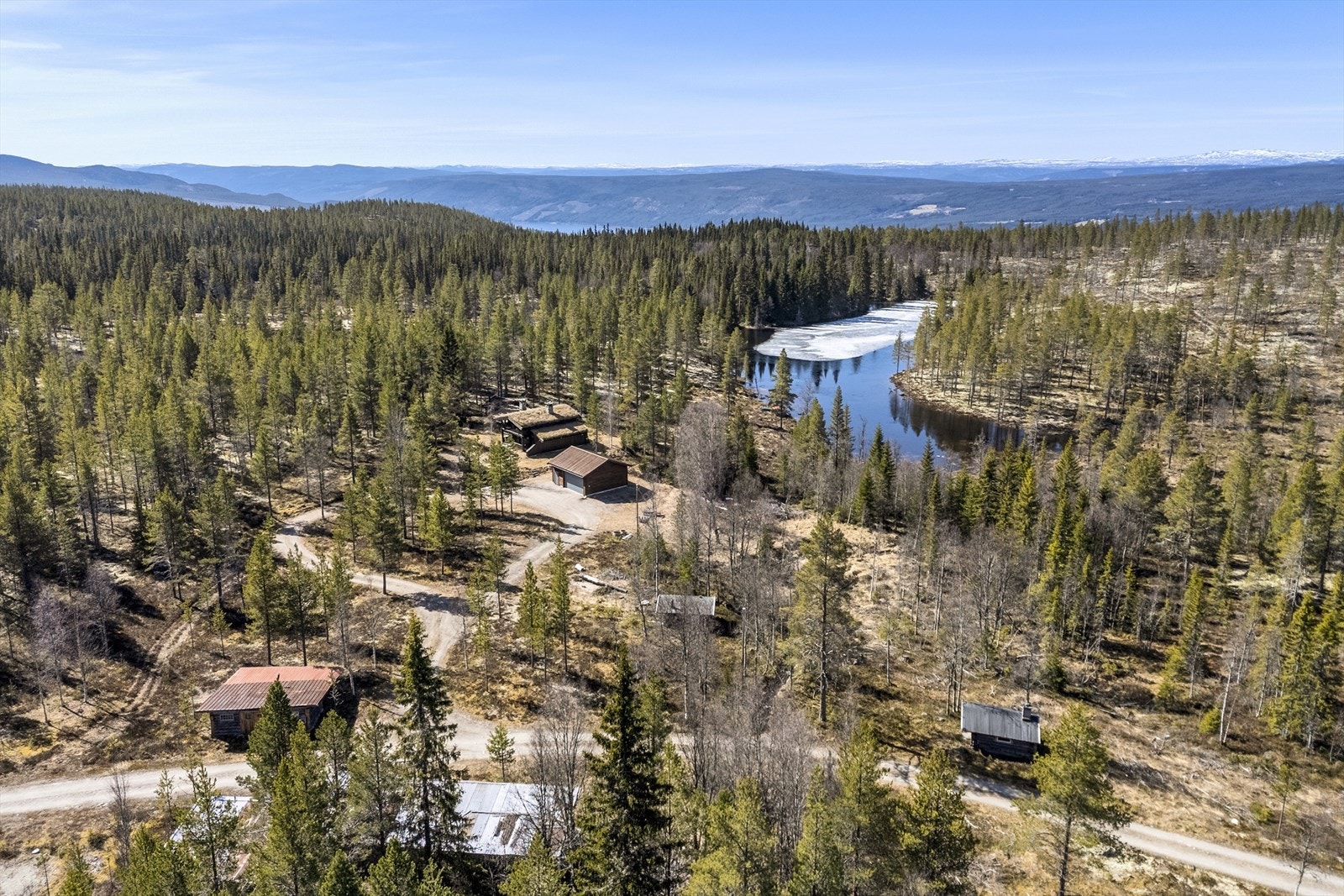 Eiendommen ligger på vestsida av Renåfjellet, solsiden Galleribilde