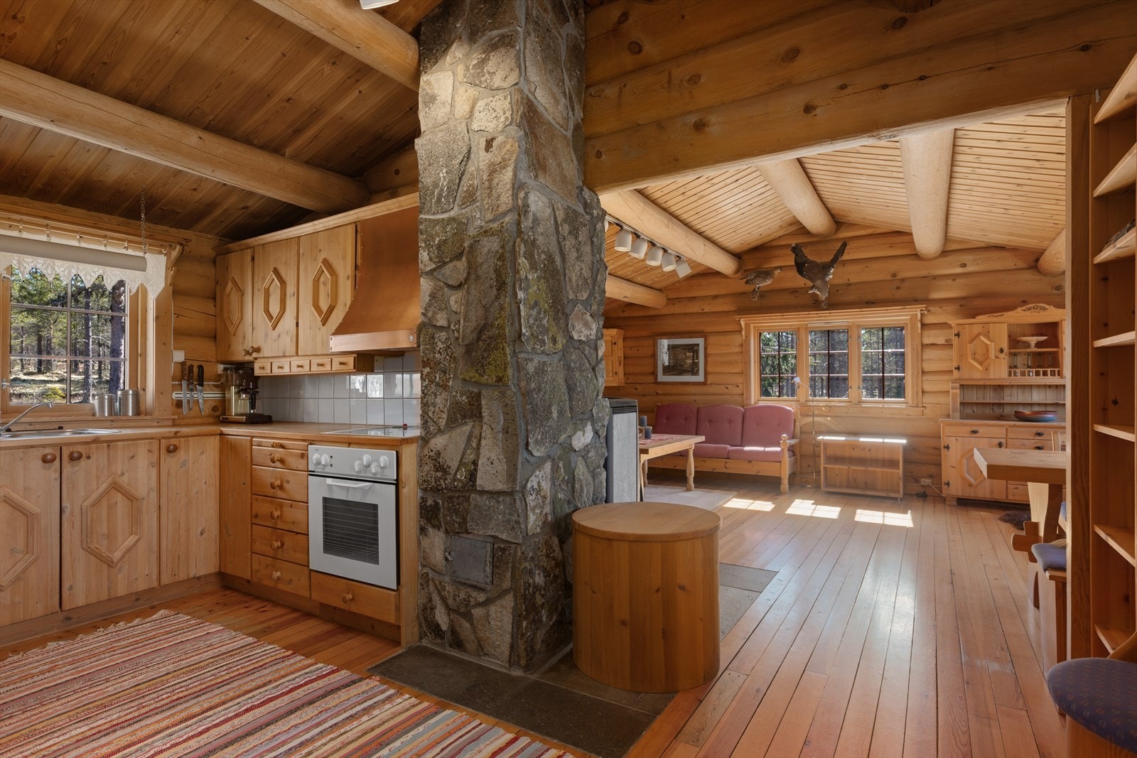 Kjøkken og stue er i dels åpen og praktisk løsning Galleribilde