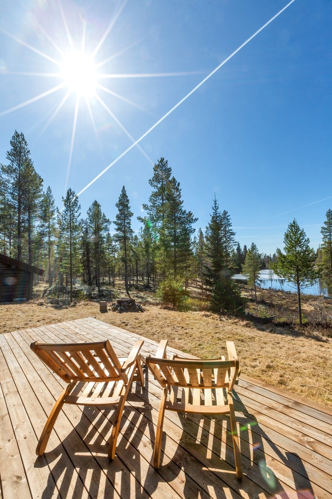 Du kan sitte på terrassen å se ørreten vake i tjernet rett nedenfor hytta Galleribilde