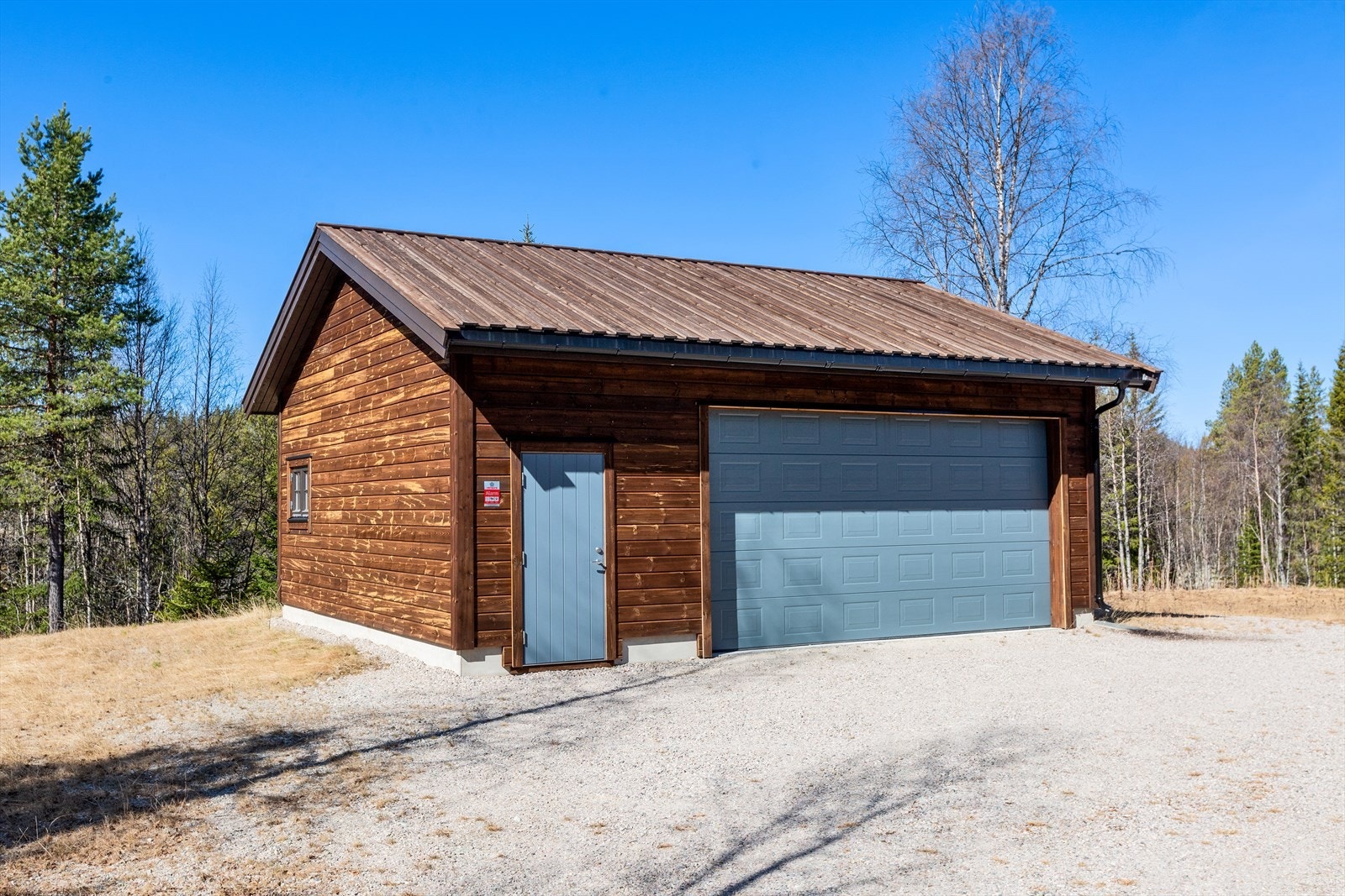 Driftsbygningen er et kombinert bygg med garasjefunksjon og verksted og kan kalles en driftsbygning tilpasset eiendommen Galleribilde