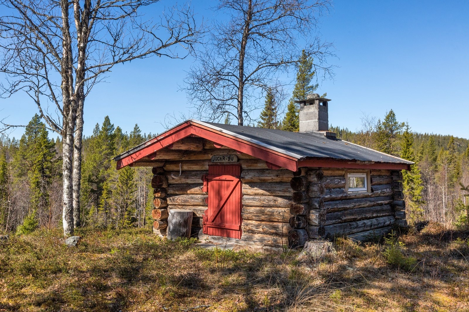 Jugarbua er en enkel gammel koie med brisker og ovn. Den blir brukt til pølsegrilling med barn. Her er det mulig å overnatte Galleribilde