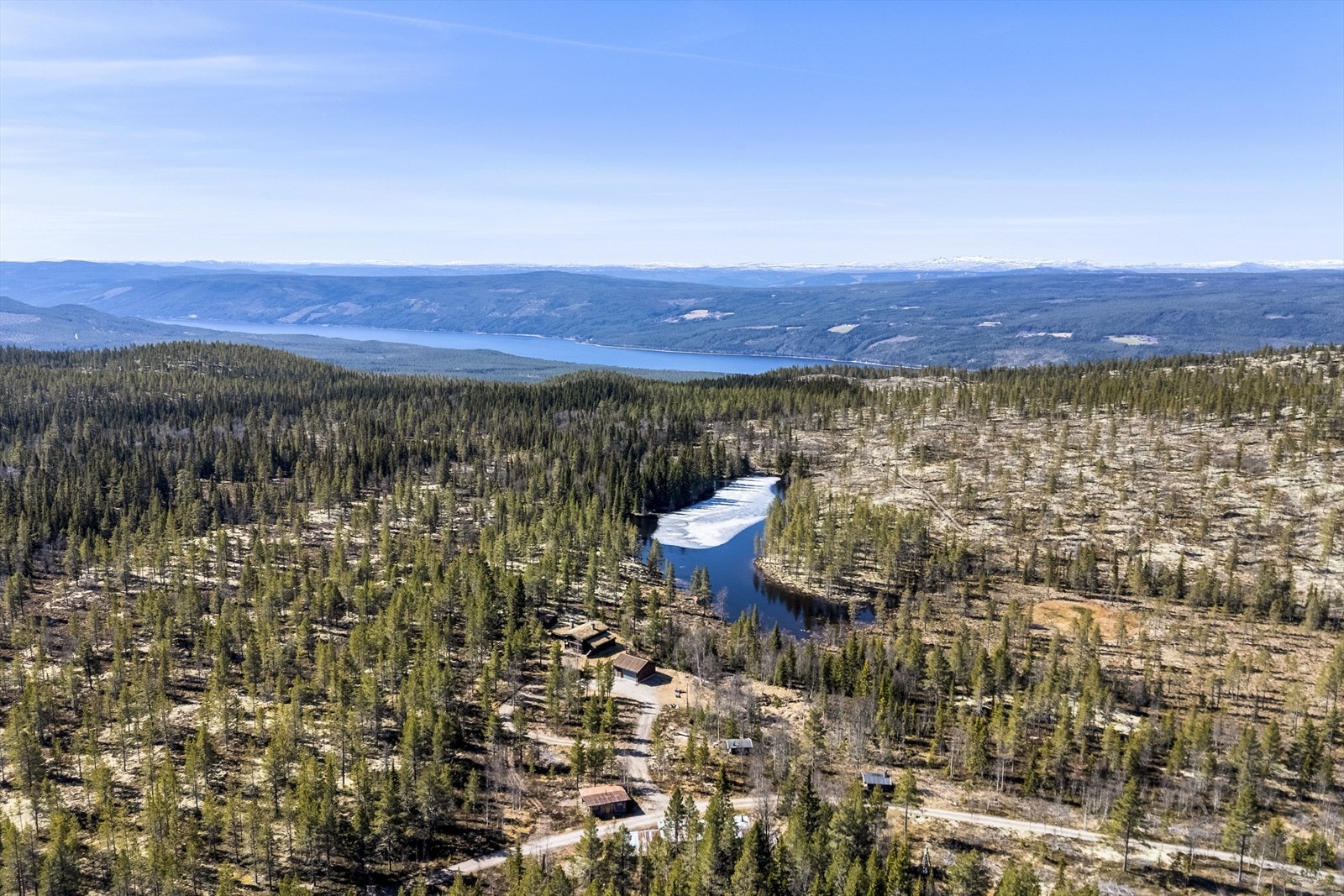Eiendommen er en kombinert skog-, fritids- og næringseiendom med totalareal på over 6000 dekar. Du ser Storsjøen i bakkant av bilde Galleribilde