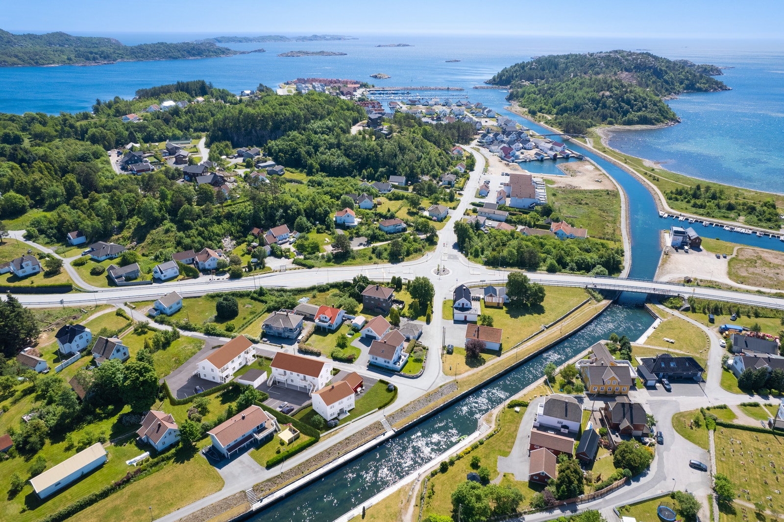 Oversiktsbilde med illustrasjonsbolig.
Firemannsboligene i bakkant er til salgs i egen Finn annonse. Disse er planlagt oppført ved salg. Galleribilde