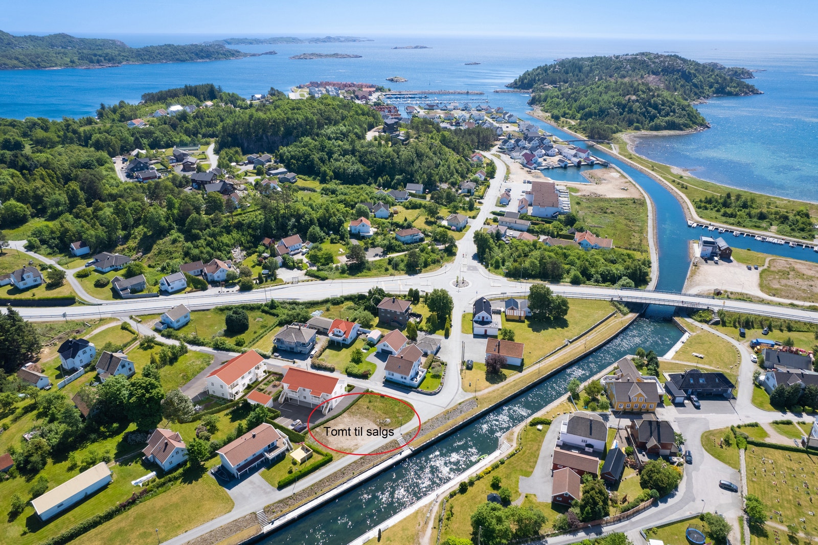Tomten ligger idyllisk til med Spangereidkanalen som nærmeste nabo Galleribilde