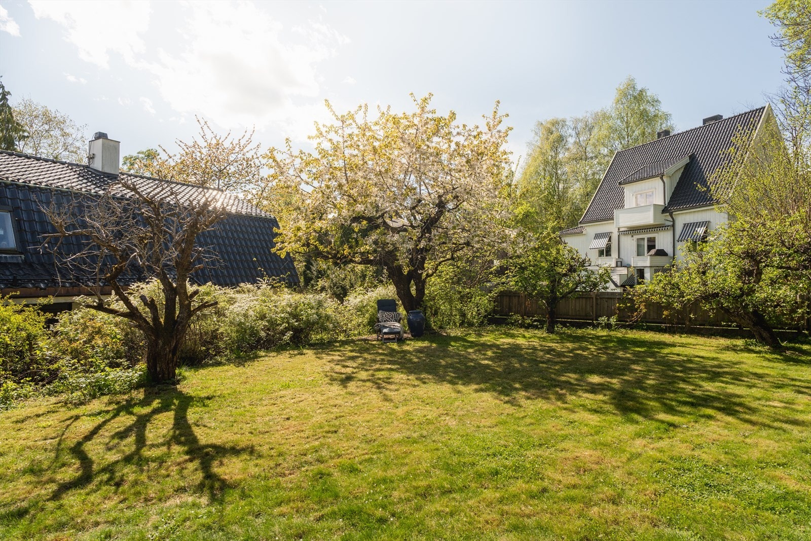 Variert beplanting av hekker, frukttrær, bruksplen m.m Galleribilde