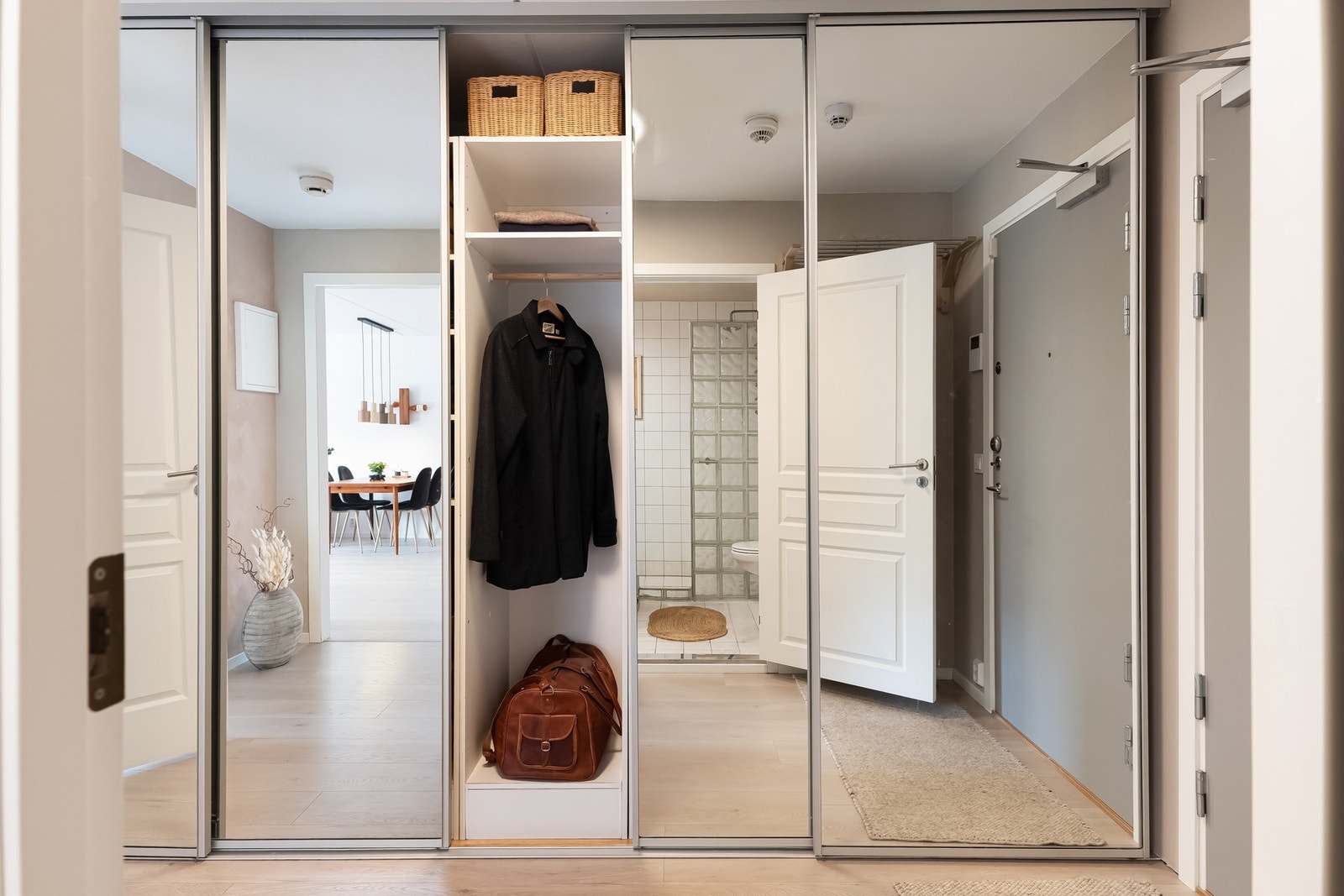 Leiligheten har en innbydende entré med en stor skyvedørsgarderobe, som medfølger ved salg. Galleribilde