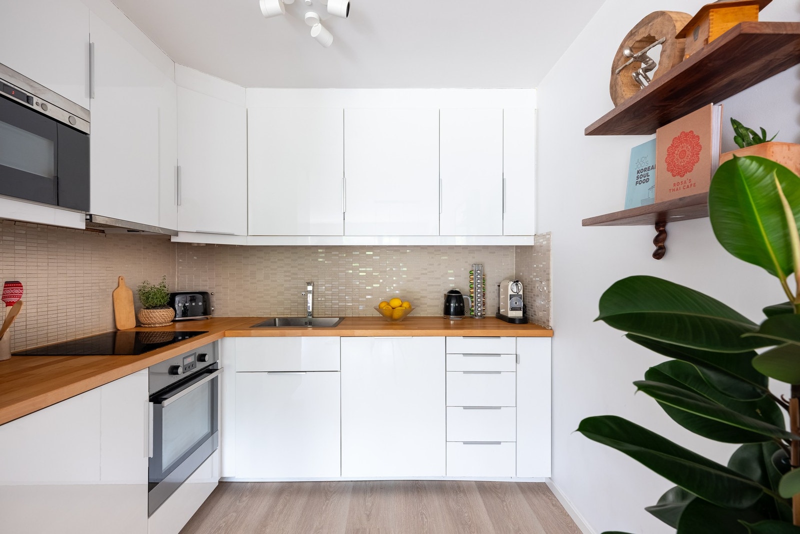 Kjøkkeninnredningen har glatte fronter og benkeplate av tre med nedsenket oppvaskkum. Galleribilde