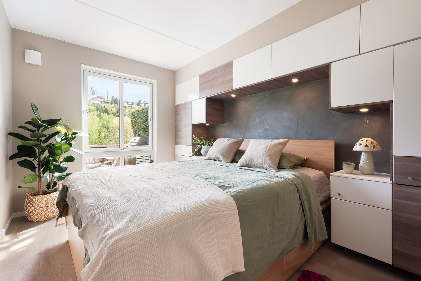 Leiligheten har et pent og romslig soverom med god plass til dobbeltseng. Galleribilde