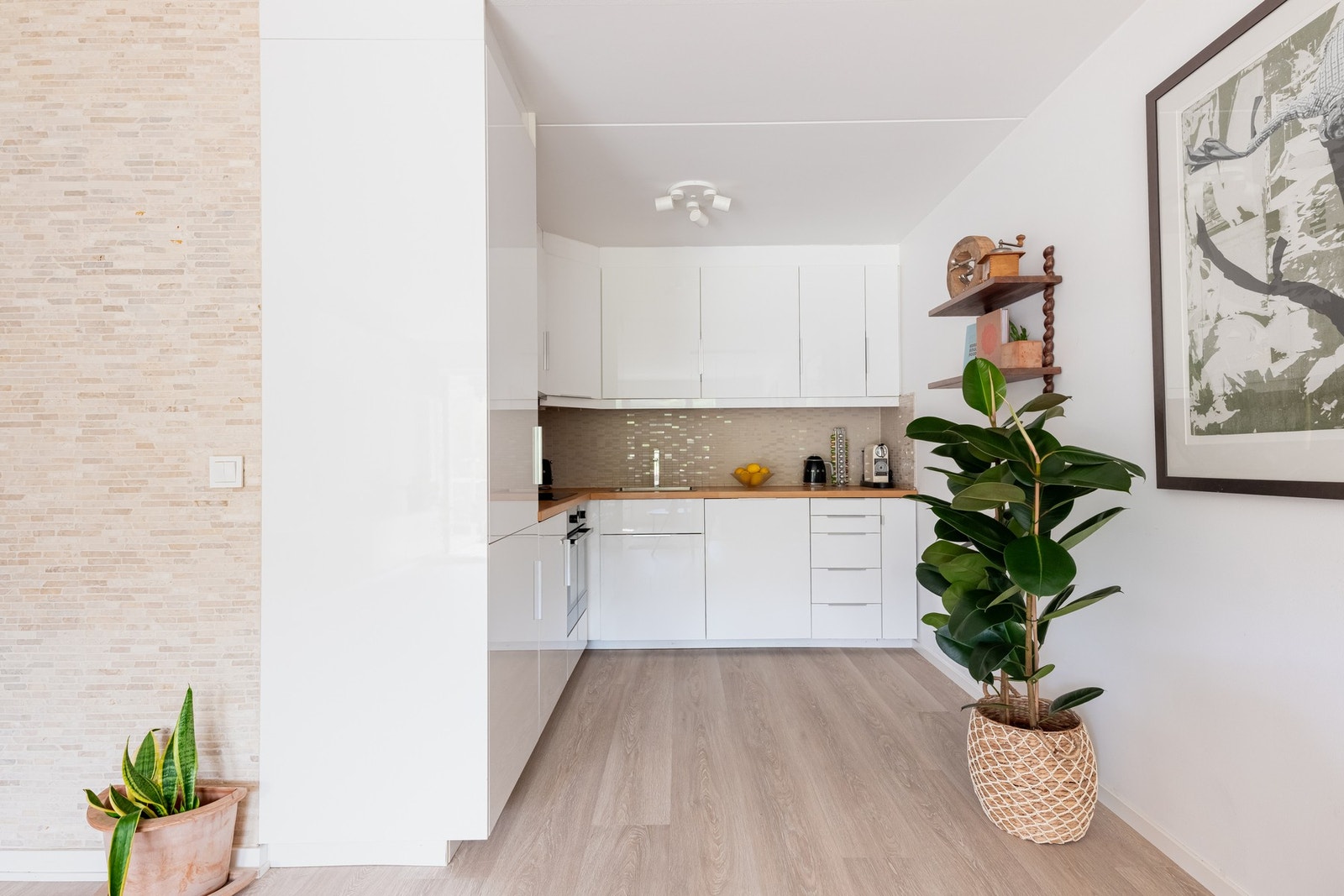 Kjøkkenet er fra IKEA og er godt utnyttet med mye skap- og benkeplass. Galleribilde