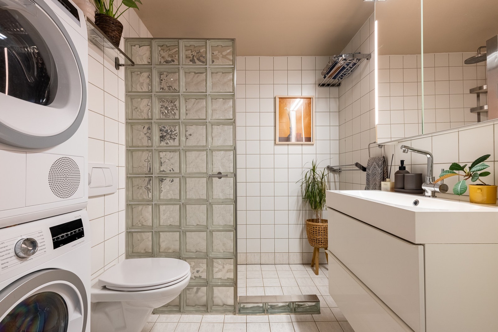 Leilighetens baderom er flislagt med varme i gulv. Galleribilde