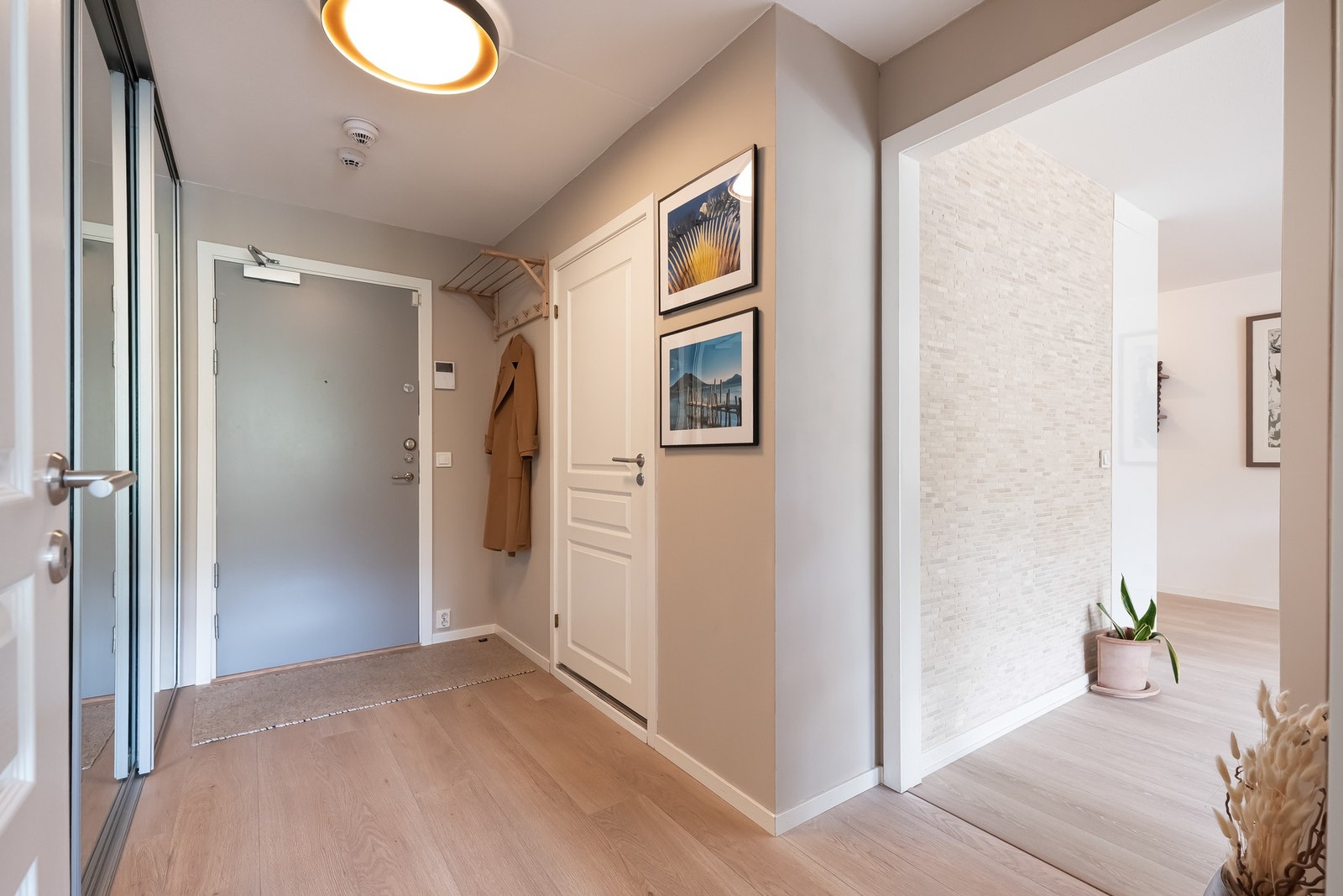 For ekstern lagring medfølger det en bod på samme etasjeplan som leiligheten, på ca. 5 kvm. Galleribilde