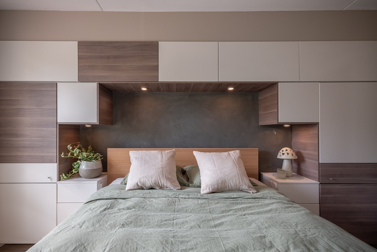 Soverommet har en praktisk garderobeløsning som gir godt med oppbevaring. Garderobeløsningen medfølger ved salg. Galleribilde