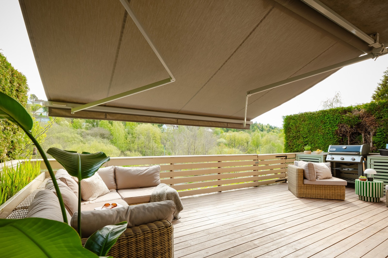 Terrassen har plassbygde møbler, plantekasser, markise, ledlys og varmelamper som medfølger ved salg. Galleribilde