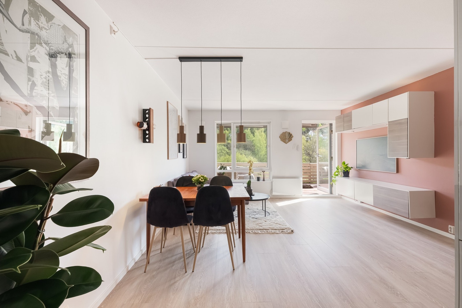 Her er det plass til sofa med lounge løsning eller større sofa med tilhørende møblement. Galleribilde