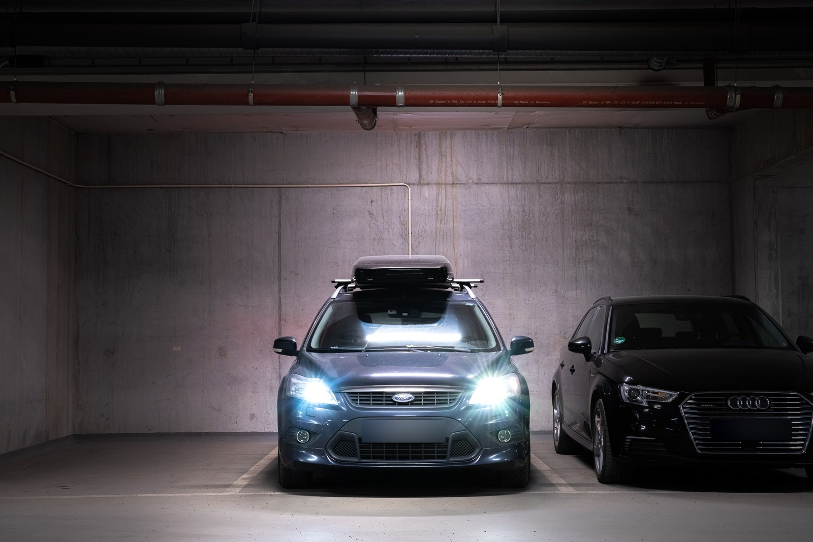 Garasjeplass med elbillader. Galleribilde