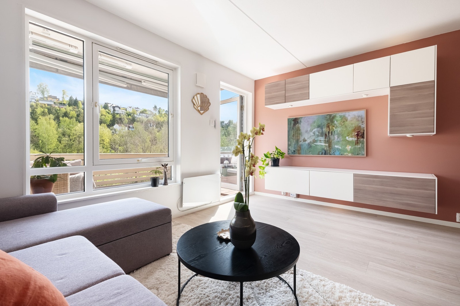 Stuen og kjøkkenet ligger i en åpen løsning, dette kombinert med de store vindusflatene gir et sosialt og luftig allrom. Galleribilde