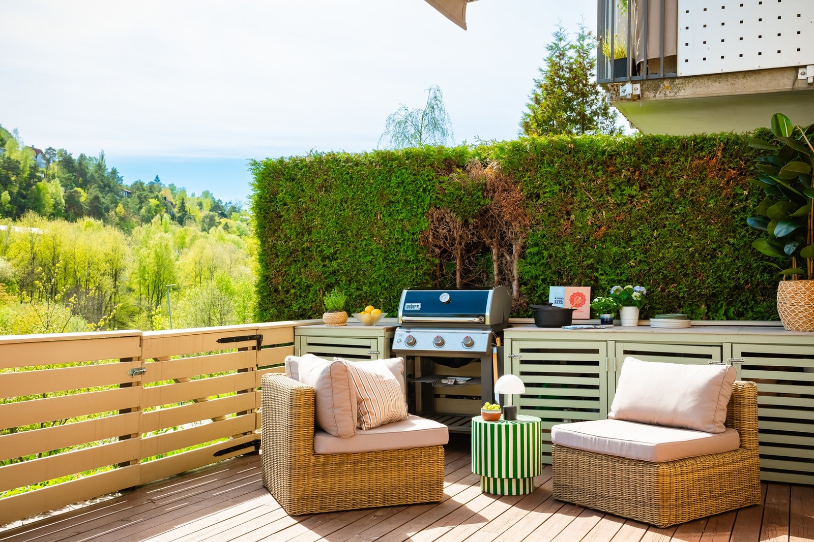 Det er god plass til balkongmøblement, beplantning og grill. Det er tillatt med el- og gassgrill. Galleribilde