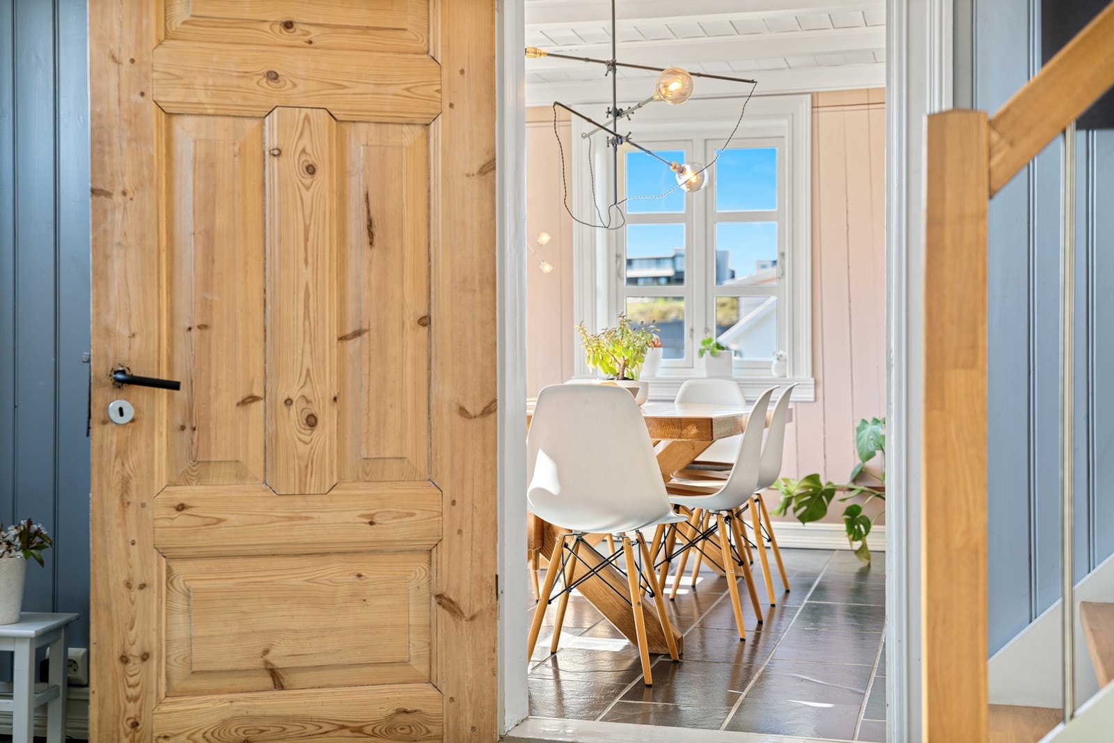 Fra gangen mot spisestuen. Galleribilde