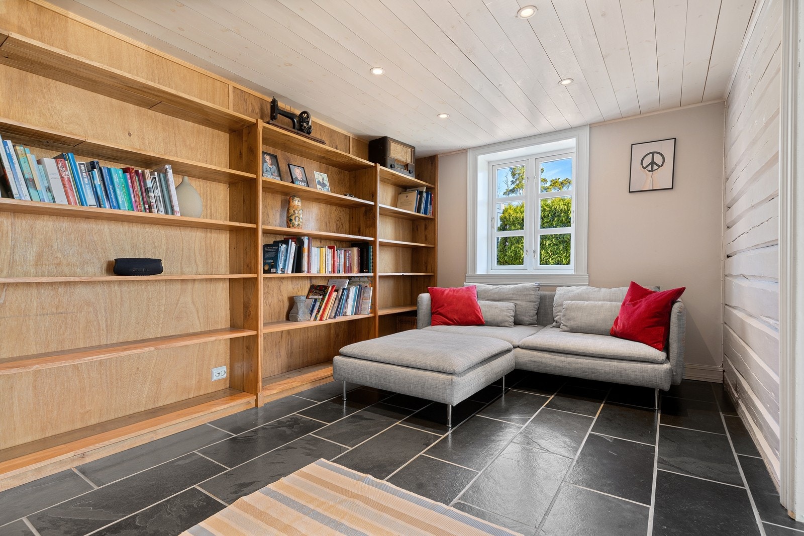 Biblioteket innenfor stuen. Galleribilde